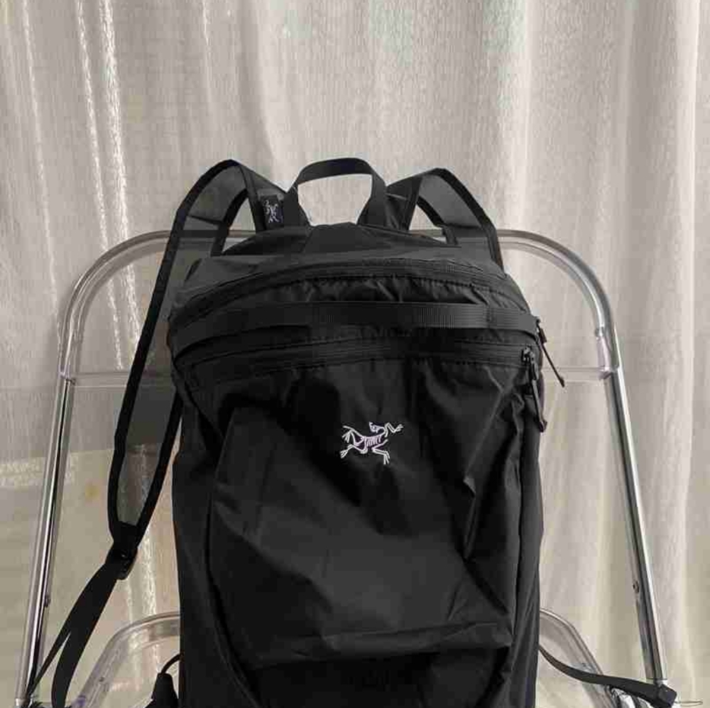 Arc'Teryx 𝙃𝙚𝙡𝙞𝙖𝙙  black backpack